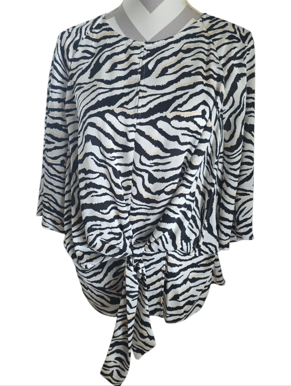 ✨️2/$15 Vince Camuto• Animal Print Keyhole Tie Knot Front Blouse Top Large